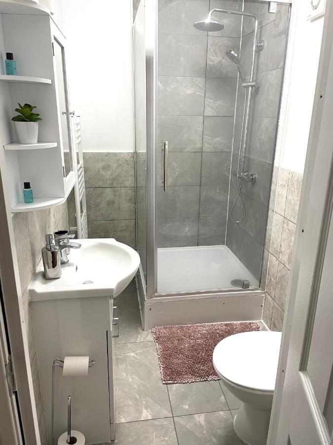 Supreme - 1 Bedroom Apart Sleeps 4 Short/Long Stay Gillingham  Eksteriør billede