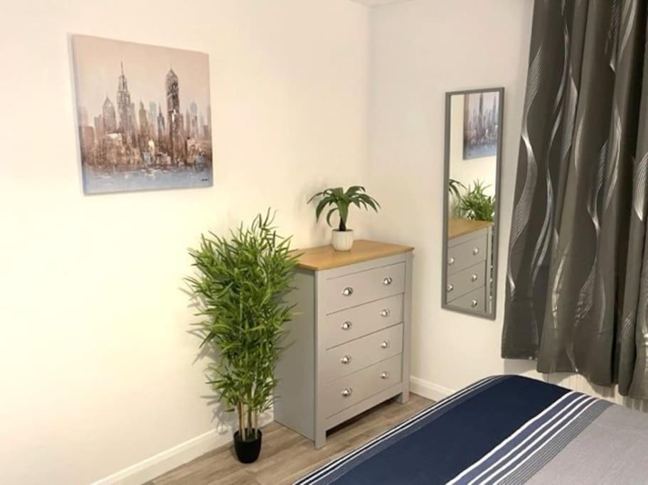 Supreme - 1 Bedroom Apart Sleeps 4 Short/Long Stay Gillingham  Eksteriør billede